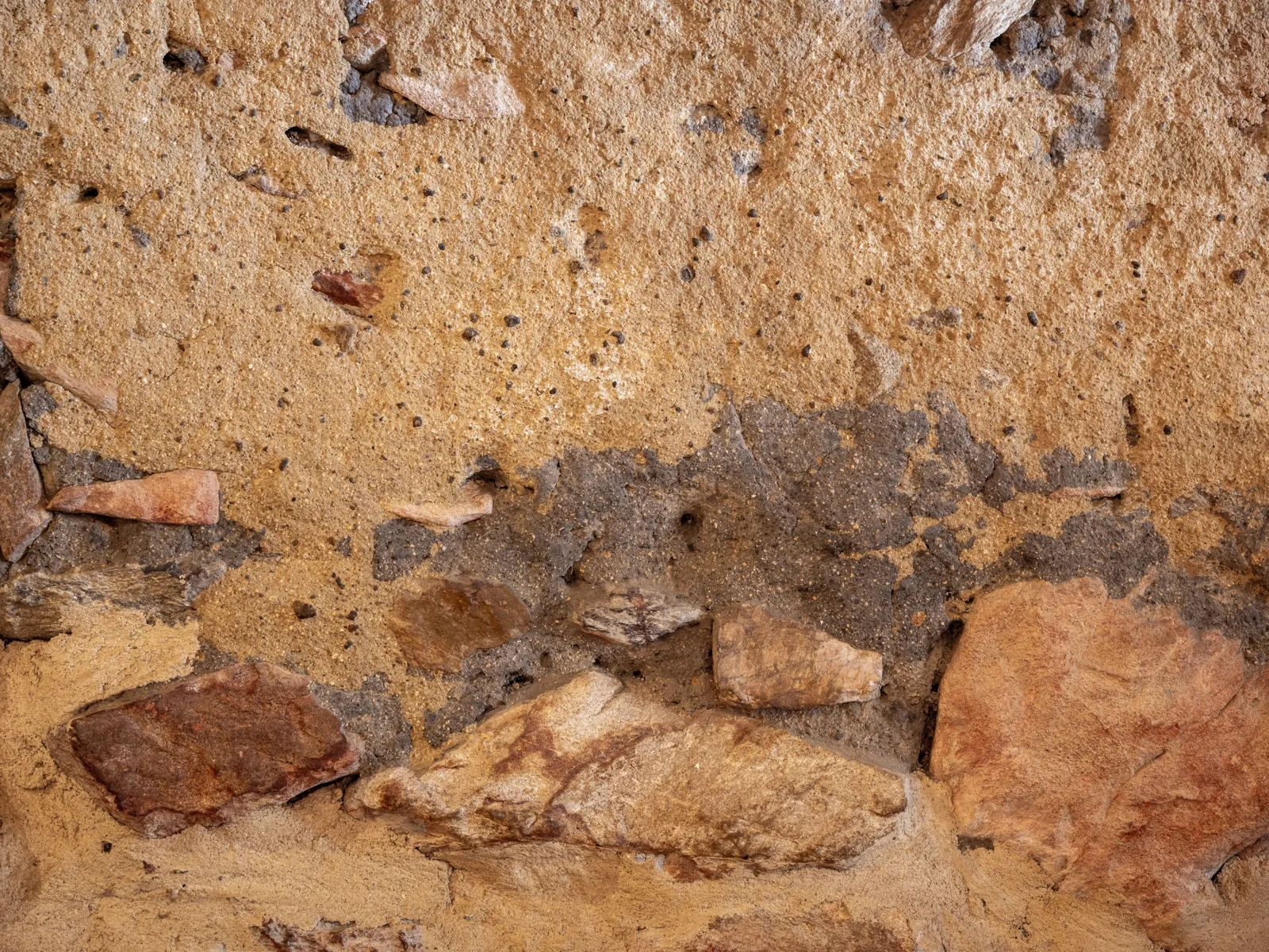 Mur intérieur en pierre apparente d’une maison ancienne, avant travaux d’isolation.